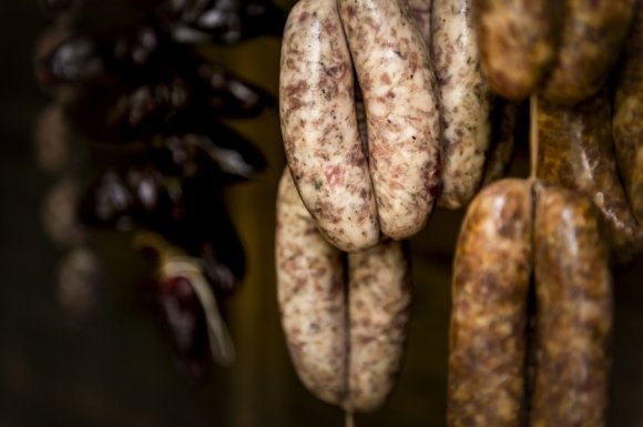 Vente de saucisson artisanal produit directement à la ferme à Chaspuzac
